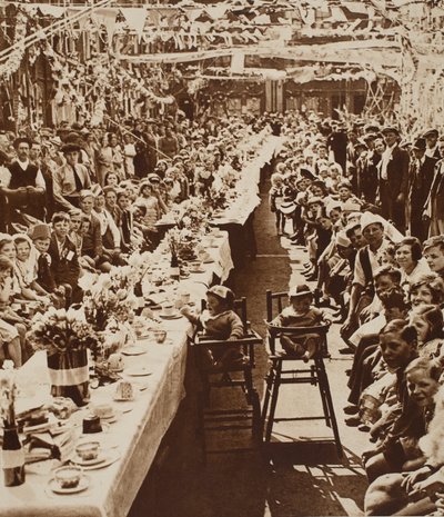 Jubilee Tea Party for børn i Orville Road, Battersea, 1935 af English Photographer